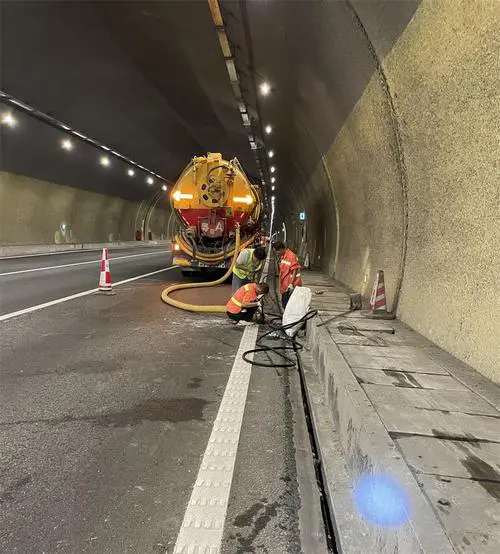 元宝隧道排水渠清淤